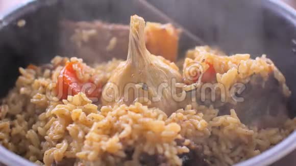 皮拉夫牛肉胡萝卜洋葱大蒜和胡椒传统的亚洲菜肴视频的预览图