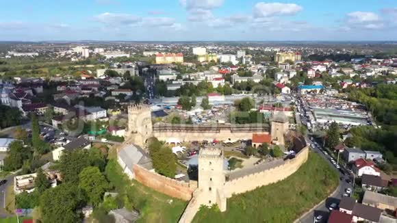 乌克兰卢巴特城堡的鸟瞰图城市景观卢茨克把摄像机从被摄物上移开视频的预览图