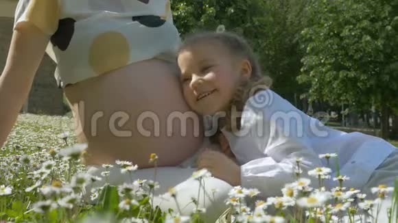 怀着自己女儿的年轻孕妇视频的预览图