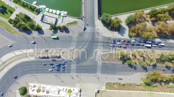 乘坐汽车前往城市十字路口的空中景色视频的预览图