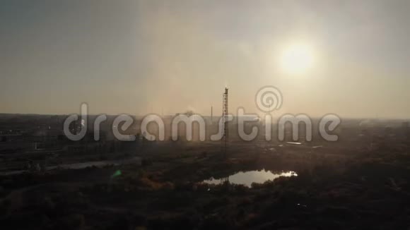空中观景框架内是化学工业综合体许多工厂的烟囱喷出烟雾大气污染视频的预览图