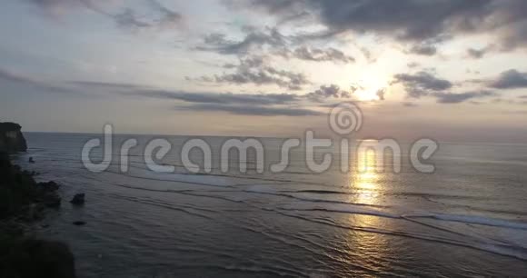 沿巴厘岛海岸的空中观景度假胜地海洋观景日落视频的预览图