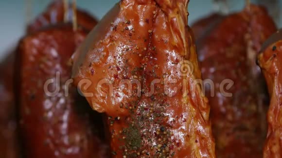 在肉类加工厂的货架上放着令人胃口大开的熏猪肉牛腰肉视频的预览图