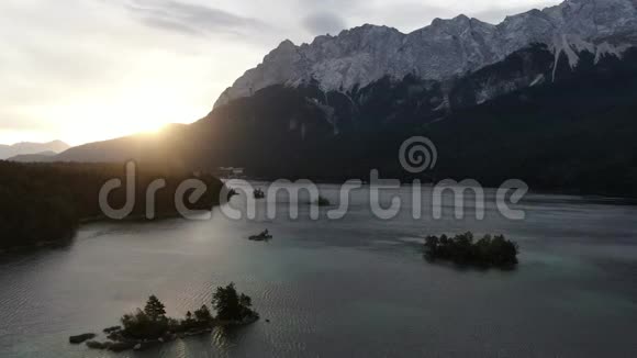 德国Eibsee湖日出场景的4k空中视频Zugspitze山构成构图视频的预览图