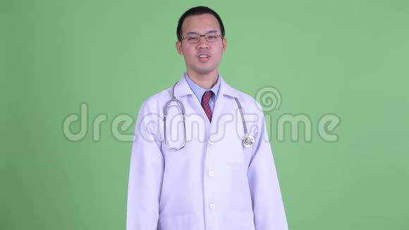 戴着眼镜的亚洲快乐男医生视频的预览图