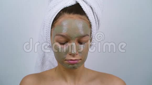 女孩子洗澡后在脸上涂泥面膜视频的预览图