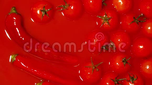 番茄落红辣酱的自上而下的视角超级慢镜头视频的预览图