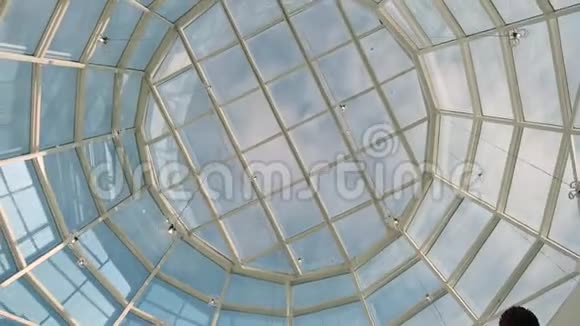 玻璃屋顶穹顶自下而上的视野视频的预览图