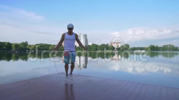 跳绳在湖墩上训练的帅哥视频的预览图