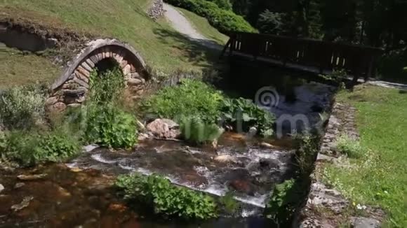 水流在桥下的石墙间流动视频的预览图
