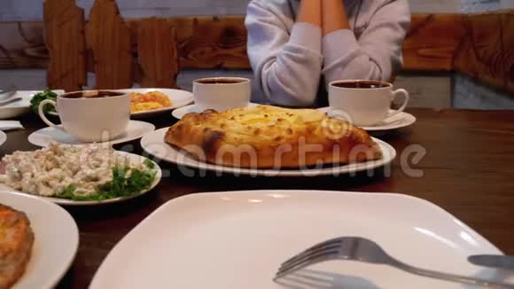 在沙拉欧梅莱特和咖啡旁边的一家格鲁吉亚餐厅桌子上有一位叫Khachapuri的Adjarian视频的预览图