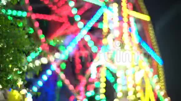 摩天轮有夜间景点的游乐园剪影视频的预览图