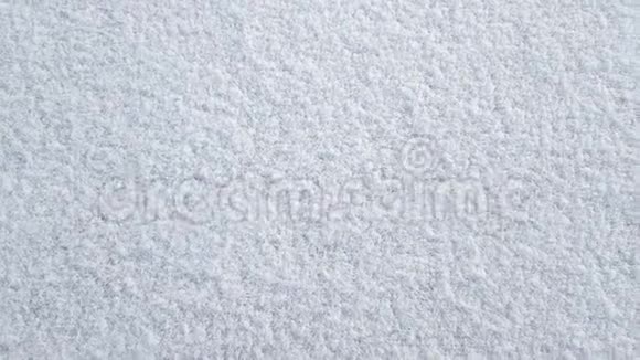 表面白色的第一层积雪地面沥青作为背景或纹理秋天顶部视图视频的预览图