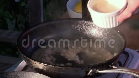 炉子上的热锅特写和人做饭视频的预览图