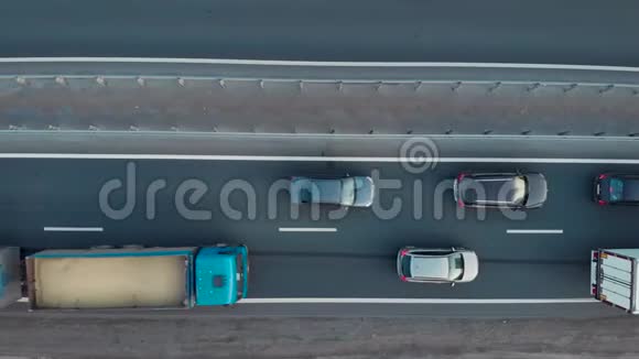 空中观景城际公路路段路上的拥堵汽车和马车正站在漫长的交通堵塞中慢慢视频的预览图