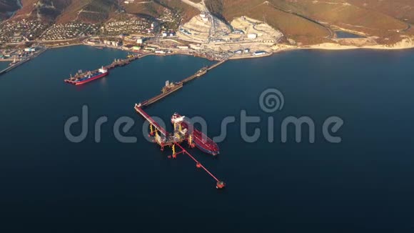 航空视野船舶在海上贸易港装卸期间视频的预览图