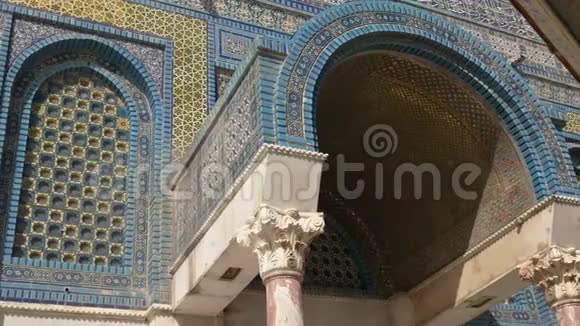 靠近耶路撒冷岩石清真寺穹顶的拱形入口视频的预览图