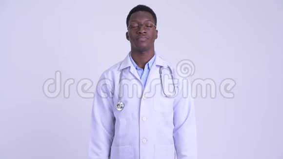 年轻迷茫的非洲男医生在竖起大拇指和大拇指之间做出选择视频的预览图