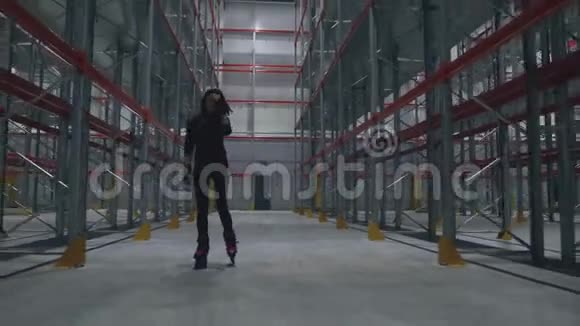 溜冰鞋上的女孩有一个仓库微笑着视频的预览图