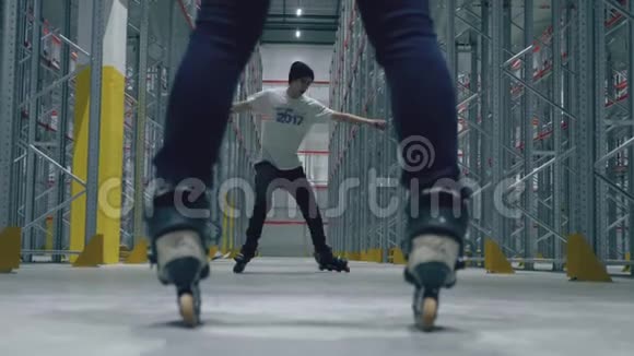 轮滑男旋转两腿之间的景色视频的预览图