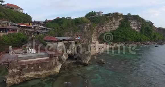 巴厘岛海岸的悬崖上有很多建筑海洋海滩4k视频的预览图