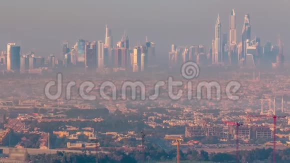 迪拜码头和朱美拉海滩日出期间清晨雾时间在迪拜阿拉伯联合酋长国视频的预览图