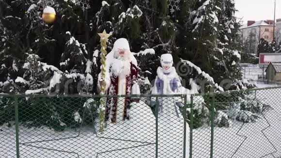 圣诞老人或德德莫罗兹和斯内古罗奇卡的玩具在市中心广场的圣诞树附近视频的预览图