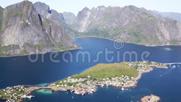 美丽的挪威村庄水上有红房子视频的预览图