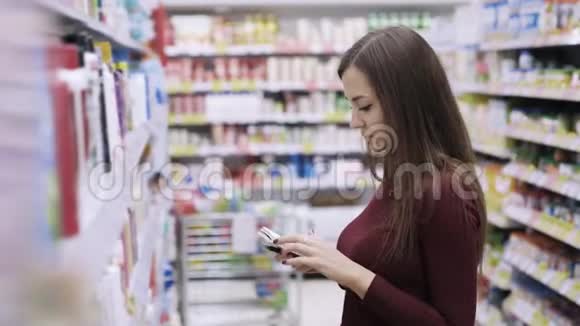 女人通过超市购物清单购物视频的预览图
