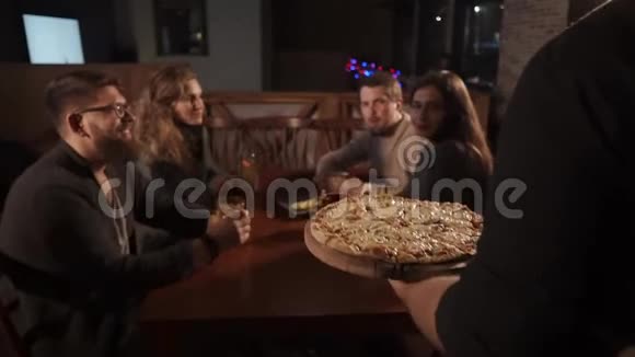 给一大群朋友吃大披萨视频的预览图