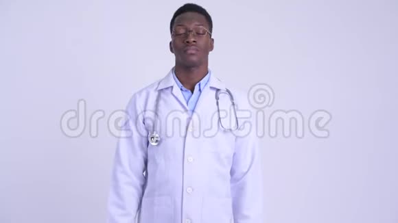 年轻悲伤的非洲男子医生竖起大拇指视频的预览图
