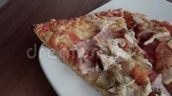两块披萨桌上有刀叉快餐视频的预览图