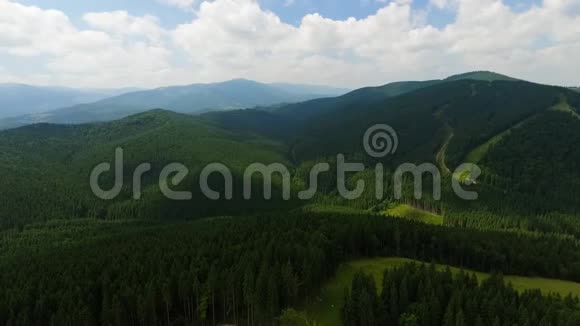 空中俯瞰满是树木的群山与自然的联系旅游旅游度假无人机射击顶级视频的预览图