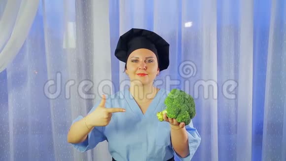 一位女厨师微笑着手里拿着一颗西兰花白菜指着它视频的预览图