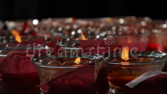 在庆祝中国新年期间在道教宫烧燃油蜡烛的火焰慈悲女神视频的预览图