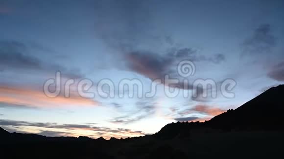 在美丽的夕阳下镜头在山顶移动视频的预览图