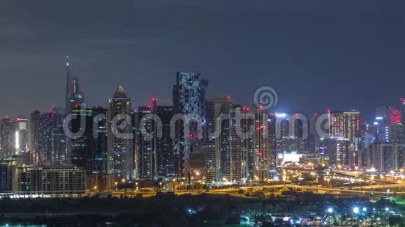 朱美拉湖塔和迪拜码头摩天大楼和高尔夫球场在整个夜晚时间迪拜阿拉伯联合视频的预览图
