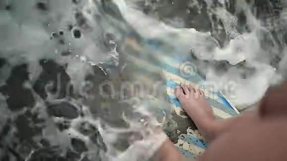 冲浪板上的女性腿视频的预览图