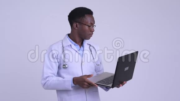 年轻时压力很大的非洲男子医生用笔记本电脑获取坏消息视频的预览图