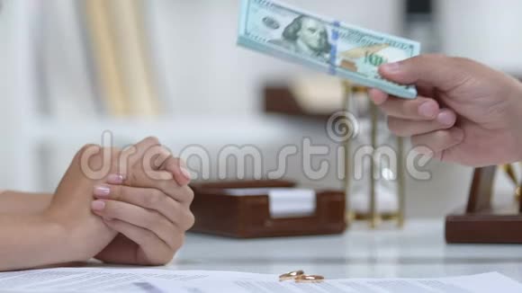 男方给前妻钱订婚戒指在桌上离婚后赡养费视频的预览图