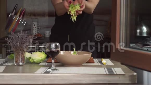 年轻女性在厨房做饭做午餐准备手中的沙拉酱薰衣草一杯酒视频的预览图