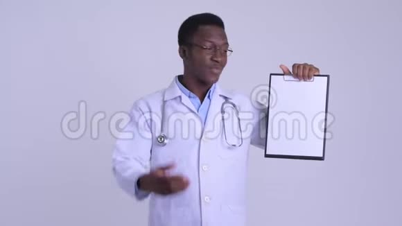 年轻快乐的非洲男子医生展示剪贴板并竖起大拇指视频的预览图