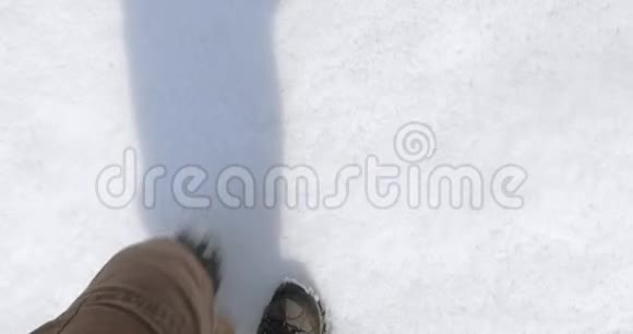 冰岛雪地徒步旅行的足迹视频的预览图