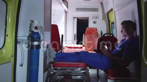 穿制服的士兵坐在救护车上视频的预览图