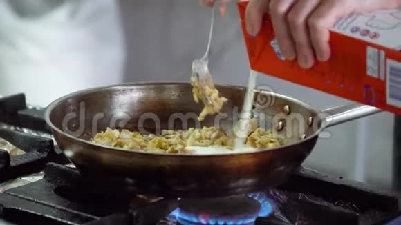 厨师把牛奶加在盘子里手的特写动作视频的预览图