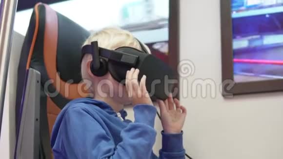 这个男孩戴着虚拟现实眼镜是金发的视频的预览图