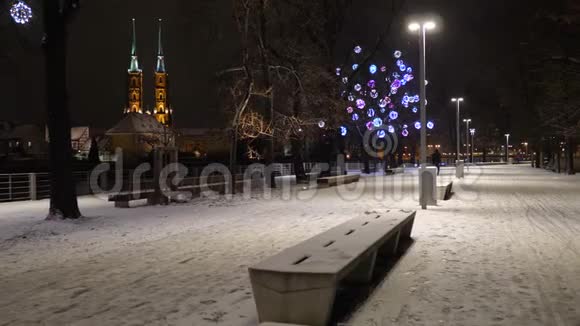 美丽的降雪波兰沃茨劳的白色冬天圣约翰大教堂有圣诞灯的街道视频的预览图