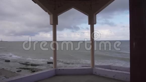 空海岸线上的度假平台上的风景海浪拍打着海岸视频的预览图