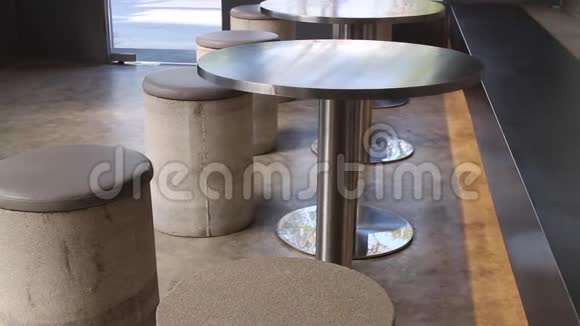 街头咖啡馆的现代简单家具视频的预览图