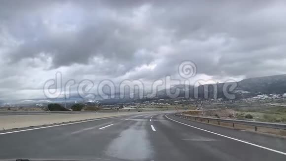 从高速公路上行驶的汽车的窗户看视频的预览图